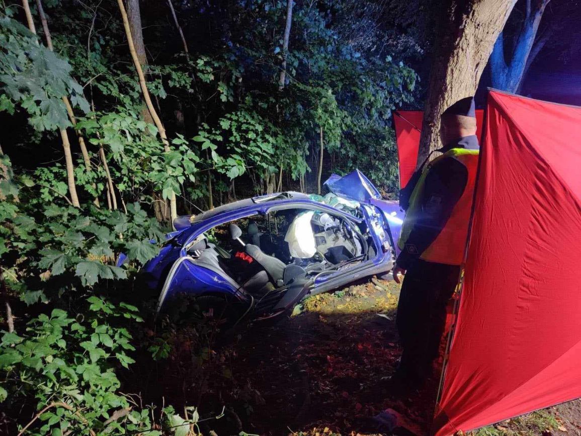 Tragiczny wypadek w pobliżu Grabówka w powiecie kościerskim. 16&ndashletni pasażer seata zginął na miejscu AKTUALIZACJA