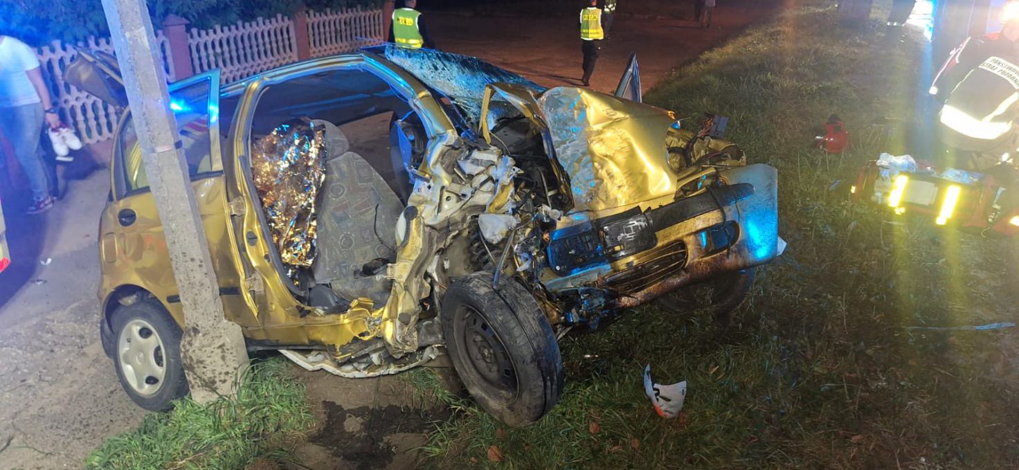 Tragiczny wypadek na ulicy Sępoleńskiej w Tucholi. Nie żyje pasażer auta, które uderzyło w drzewo