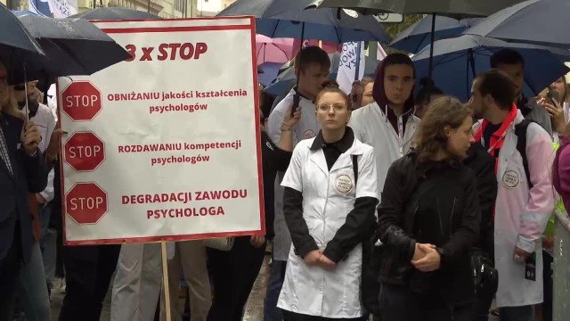 Chcą poprawy jakości pracy, systemu i kształcenia. Lekarze rezydenci protestowali w Warszawie