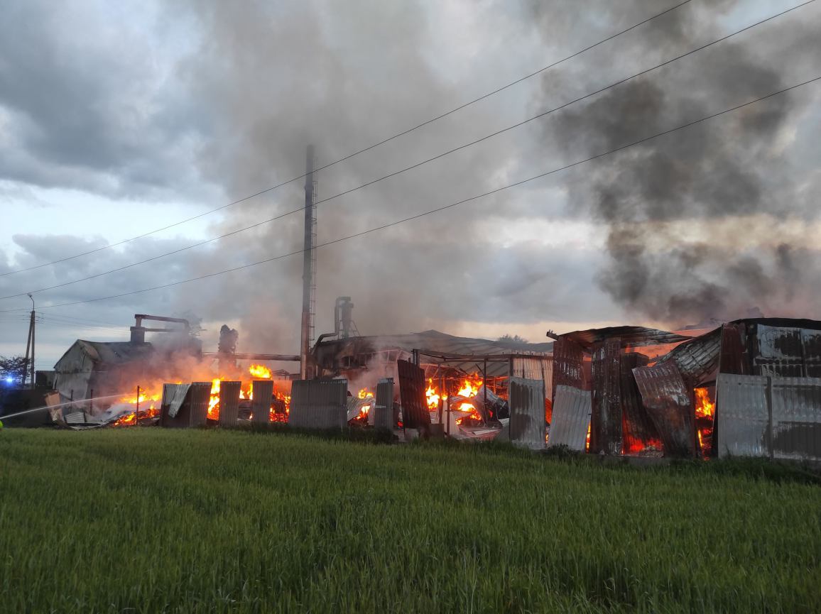 Chojnicka prokuratura ustaliła przyczynę ogromnego pożaru zakładu w Łubnej w gminie Czersk. Śledztwo zostało umorzone