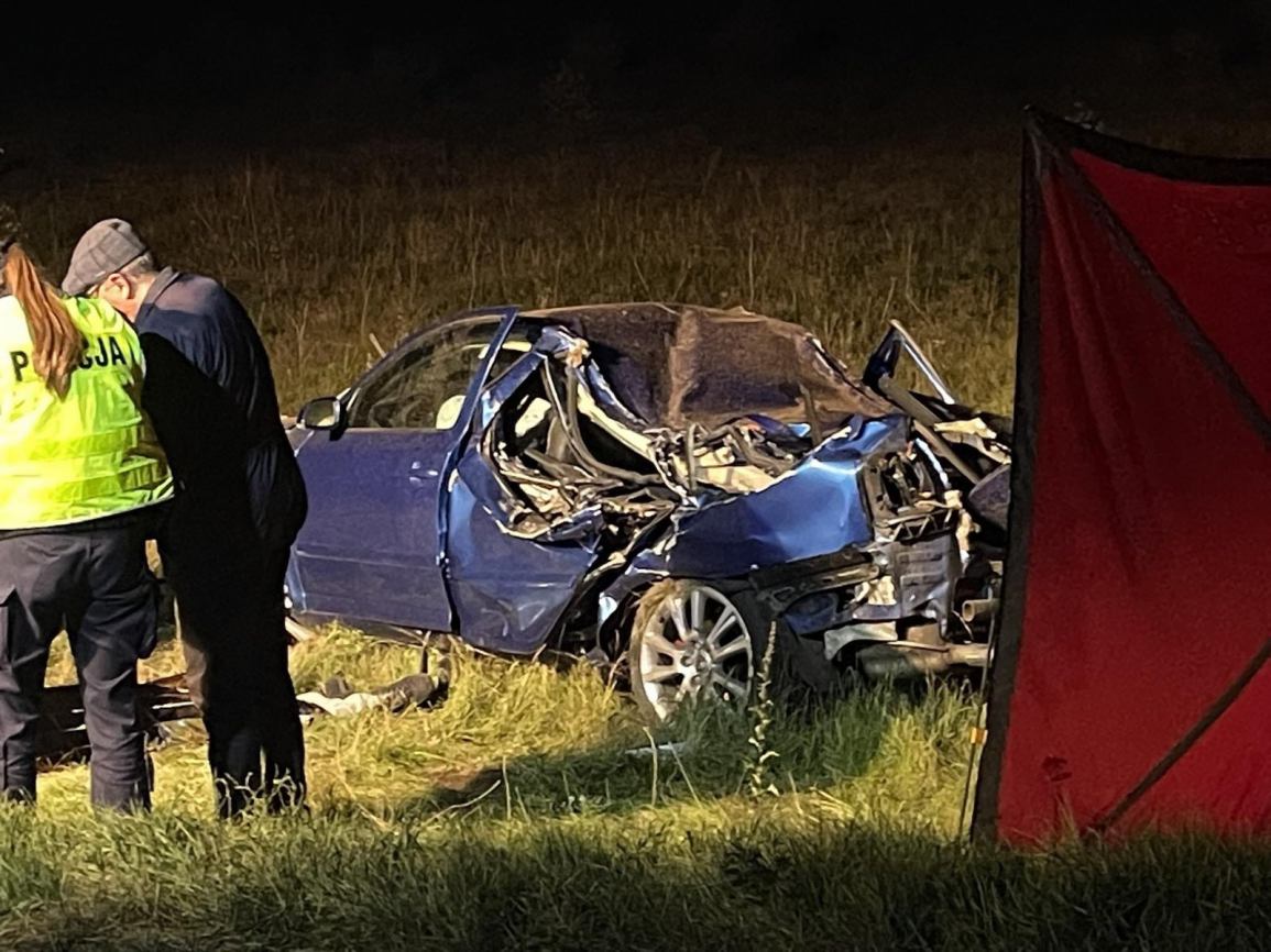 Tragiczny wypadek w powiecie kościerskim. 31 - letni kierowca i 23 - letni pasażer ponieśli śmierć na miejscu 