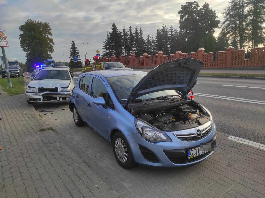 Zderzenie trzech pojazdów na ulicy Kościerskiej w Chojnicach. Jedna osoba poszkodowana FOTO
