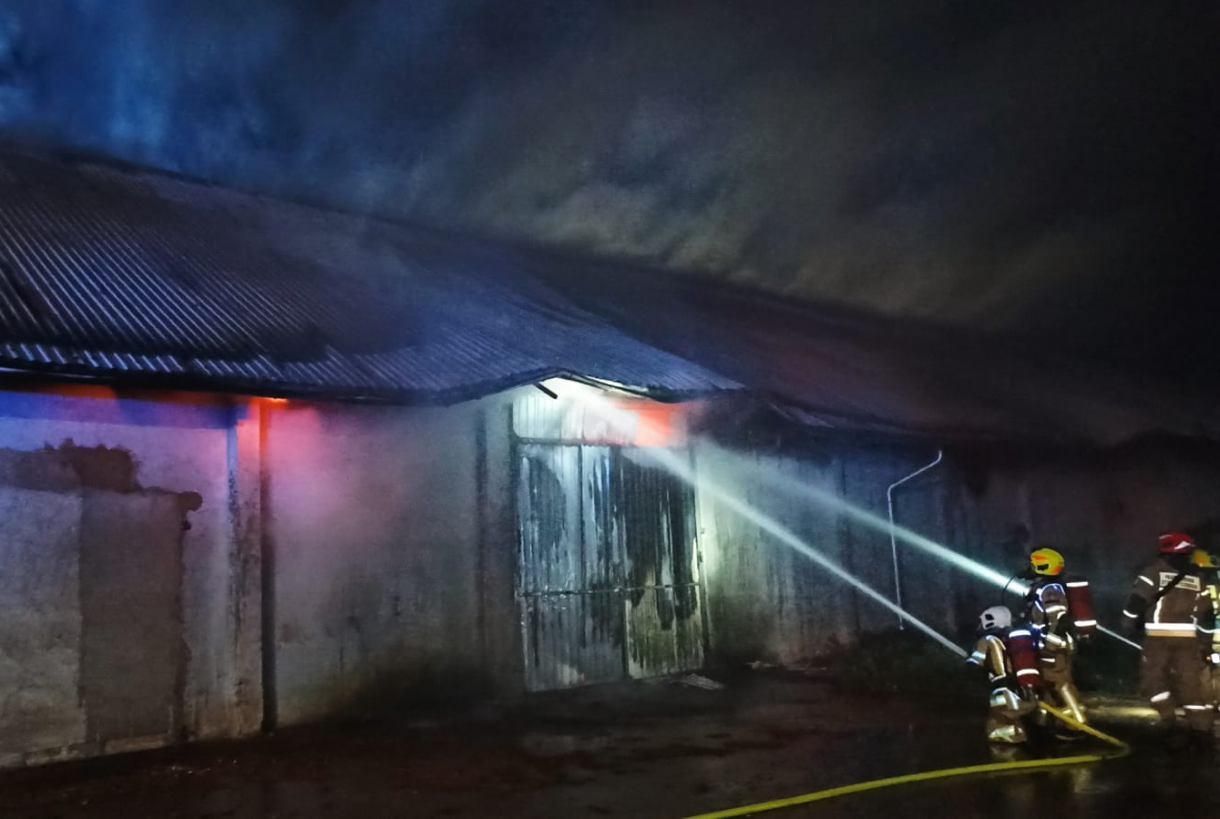 Nocny pożar hali magazynowej w Nieżychowicach, w gminie Chojnice. Sprawę bada policja AKTUALIZACJA
