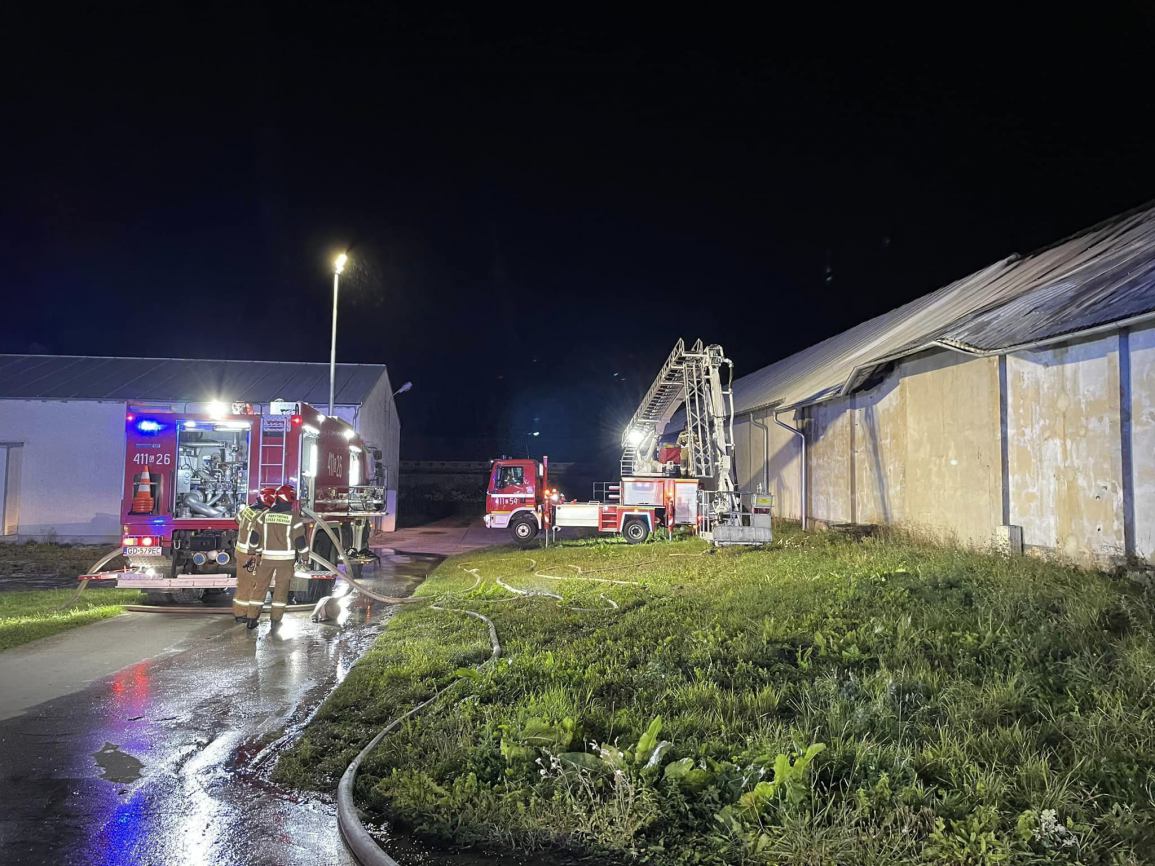 Nocny pożar hali magazynowej w Nieżychowicach, w gminie Chojnice. Sprawę bada policja (AKTUALIZACJA)