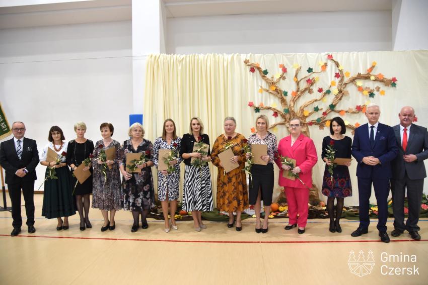 Nauczyciele z gminy Czersk odebrali nagrodę burmistrza z okazji Dnia Edukacji Narodowej