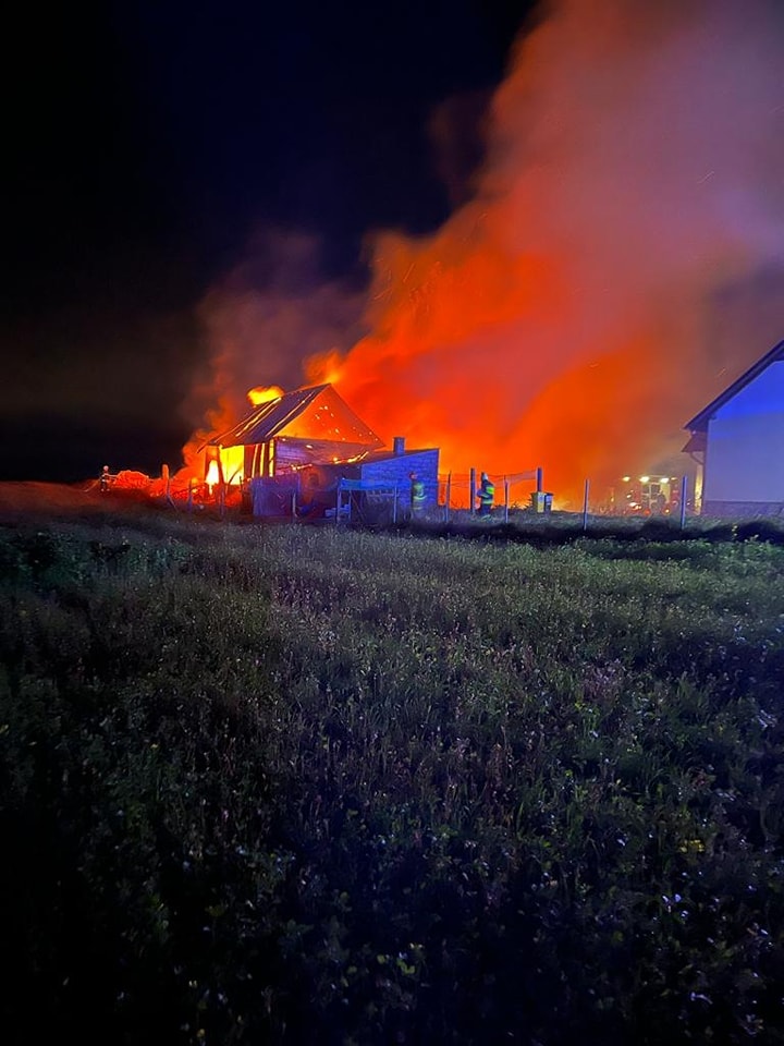 Groźny pożar w Zieleninie, w powiecie kościerskim. Spłonęły budynki gospodarcze