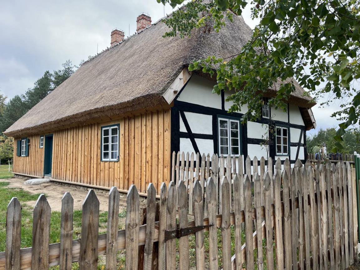 W Muzeum we Wdzydzach, w gminie Kościerzyna, udostępniono dla zwiedzających odrestaurowaną chałupę z Garcza FOTO
