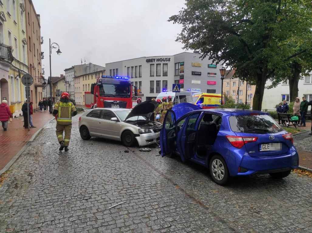 Czołowe zderzenie samochodów osobowych w Chojnicach. Policja ma już wstępne ustalenia w sprawie 