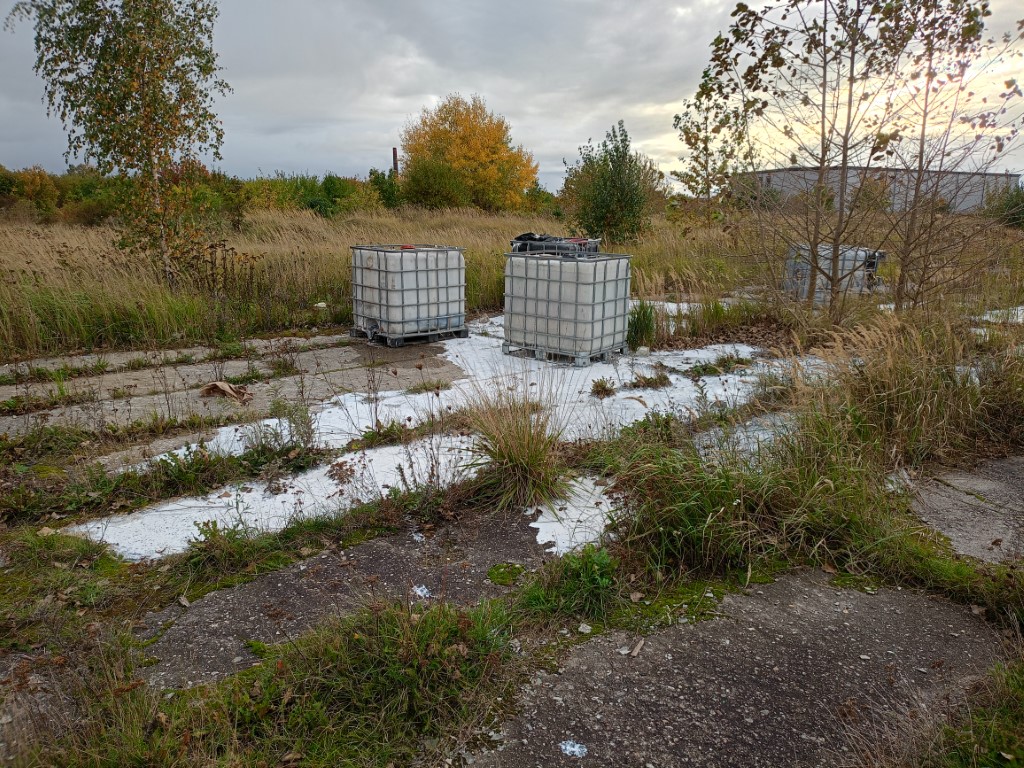 Odpady i substancje chemiczne porzucone w pojemnikach na posesji w Chojnicach. Sprawę badają policja i prokuratura