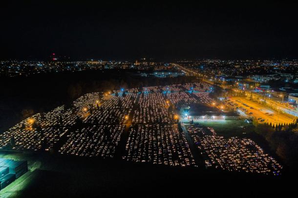 Tego dnia szczególnie pamiętamy o bliskich, którzy odeszli. Chojnickie cmentarze po zmroku (FOTOGALERIA)