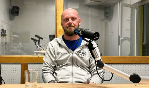 "Moi przyjaciele z Człuchowa wysłali mi do Berlina kasetę Wzgórza Ya-Pa3". REALLYRICS czyli Szymon Bałoniak w Weekend FM prezentuje swój szczery rap