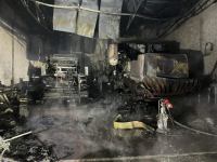 Duży pożar obory z bydłem w Ogorzelinach w gminie Chojnice. Ogień objął też m.in. warsztat z maszynami rolniczymi (FOTO)
