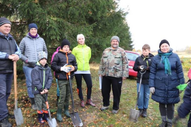 Trzecia akcja "Sadzimy dla gminy Chojnice" za nami. Drzewka już zapuszczają korzenie (FOTO)