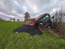 Kierowca ciężarówki jechał za szybko i wypadł z drogi w Zbeninach. Z naczepy wysypała się masa bitumiczna