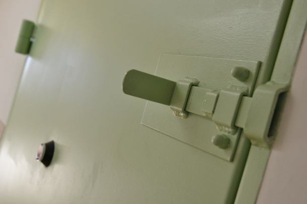 Kwatermistrz z Zakładu Karnego w Czarnem został oskarżony o korupcję i zwolniony ze służby