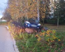 Pijany kierowca forda w Chojnicach na zakręcie wypadł z drogi. Auto zatrzymało się na kamieniu