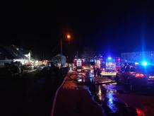 "Pożar zlokalizowany w miejscach ukrytych". Strażacy gasili poddasze domu jednorodzinnego w Zalesiu, w gminie Brusy
