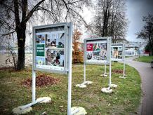 Nowa plenerowa wystawa chojnickiego GOK-u w Charzykowach. To pokłosie projektu "Biblioteka blisko nas"