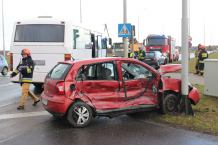 Zderzenie autobusu z osobówką w Człuchowie. Do szpitala trafiła kobieta, która spowodowała wypadek (FOTO)