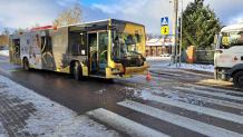 Dwie osoby zostały ranne w zderzeniu autobusu miejskiego i "elki" w Chojnicach (FOTO, AKTUALIZACJA)