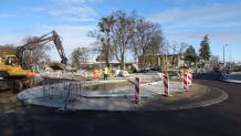 Niedługo ma zniknąć tymczasowa sygnalizacja świetlna kierująca ruchem na placu budowy ronda w Sępólnie (FOTO)