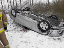 Dachowanie na drodze powiatowej Lichnowy-Sławęcin. Auto wylądowało w rowie