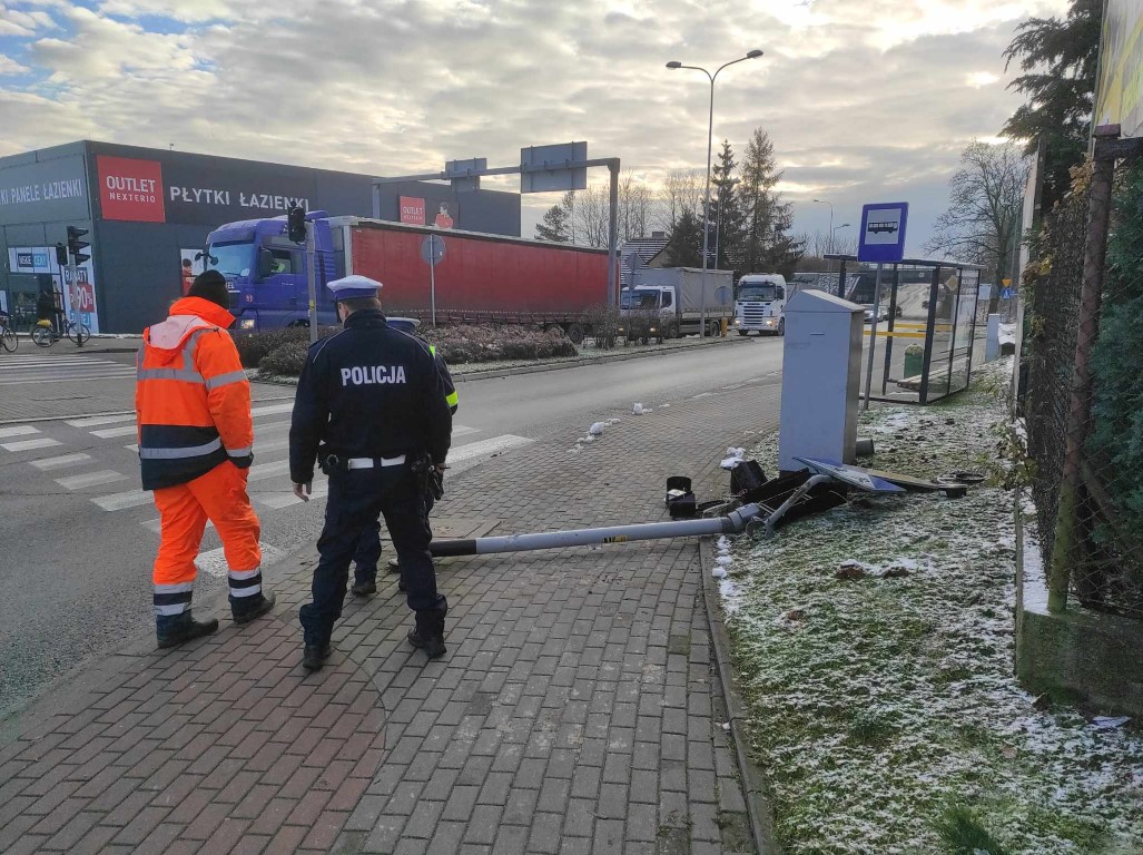 Zniszczony sygnalizator na skrzyżowaniu Gdańskiej i Tucholskiej w Chojnicach. Światła znów nie działają