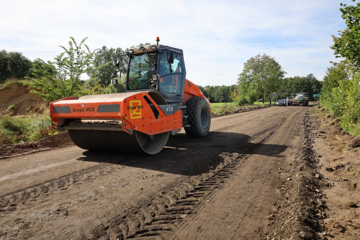 Będzie niewielkie opóźnienie na budowie odcinka drogi powiatowej z Lutowa do Wiśniewki