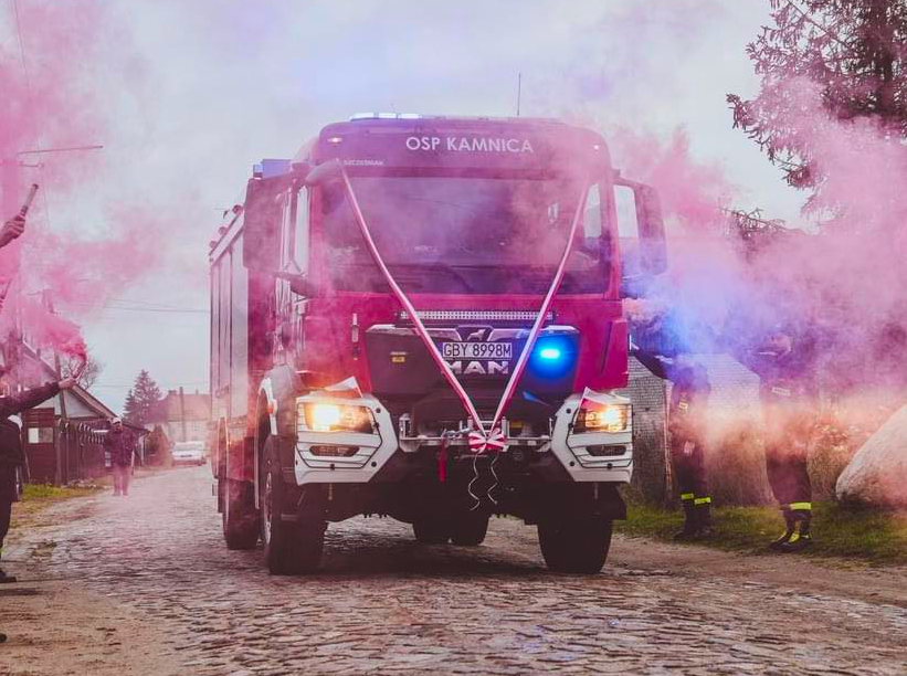 Strażacy z OSP w Kamnicy, w gminie Miastko, dostali nowy wóz bojowy. Pojazd kosztował ponad 1 mln zł