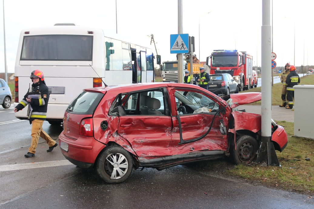 Zderzenie autobusu z osobówką w Człuchowie. Do szpitala trafiła kobieta, która spowodowała wypadek FOTO