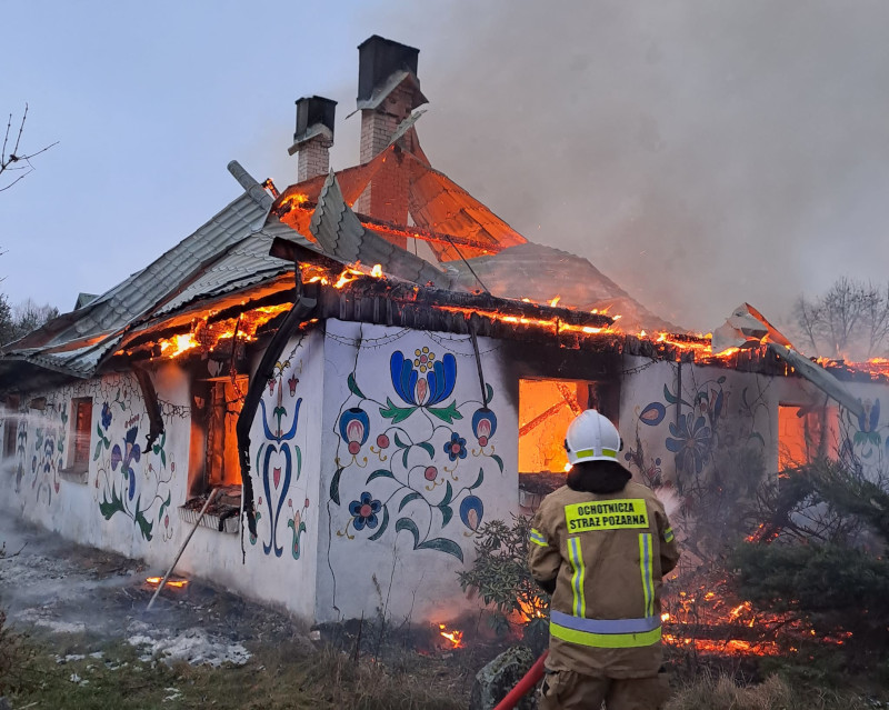 Pożar domu w Pieniężnicy w gminie Rzeczenica. Straty wyceniono wstępnie na 300 tys. zł