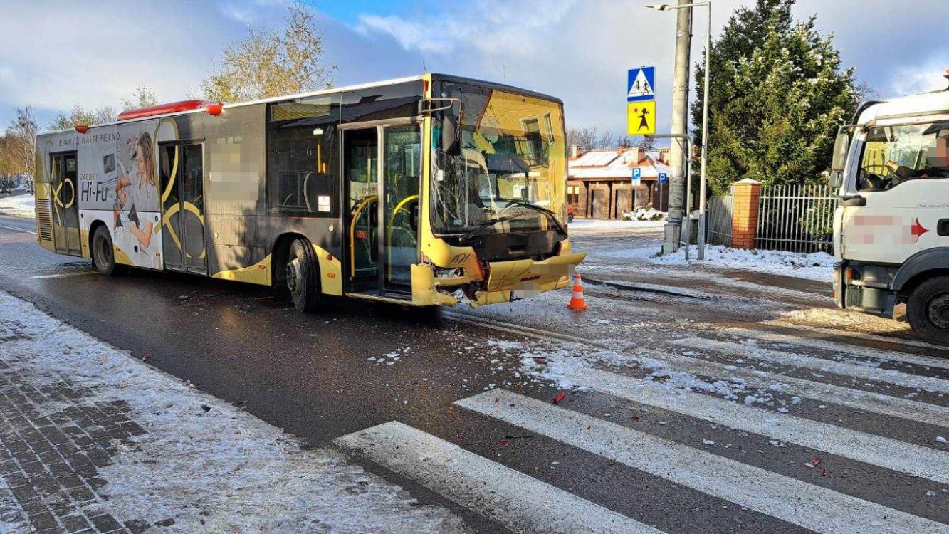 Dwie osoby zostały ranne w zderzeniu autobusu miejskiego i elki w Chojnicach FOTO, AKTUALIZACJA
