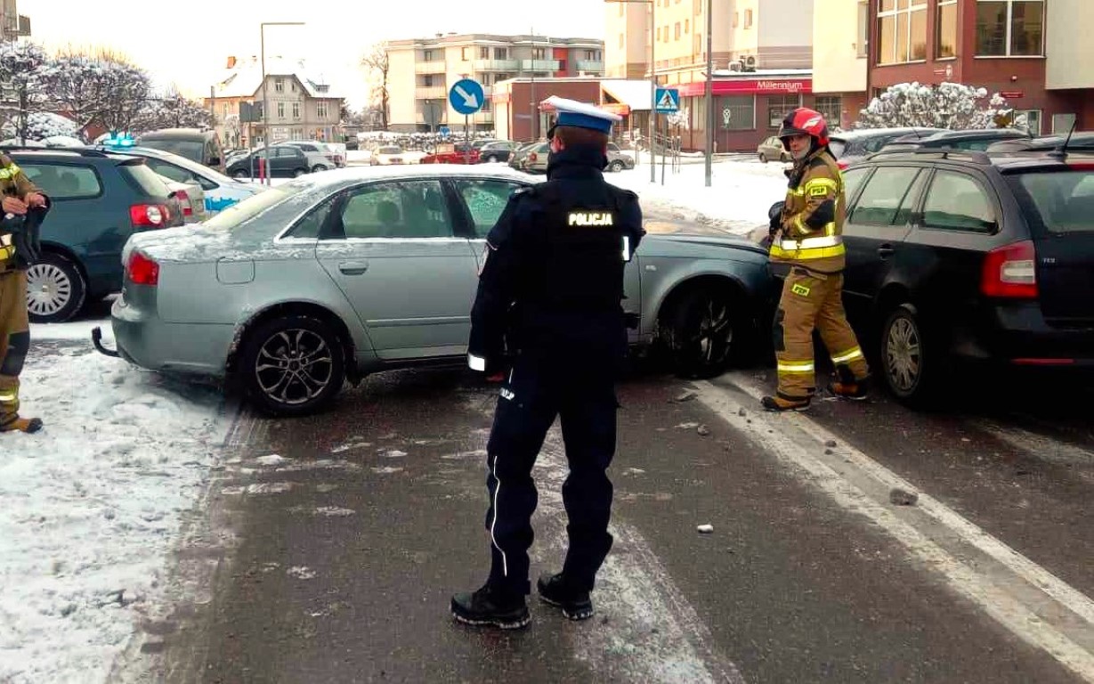 Zderzenie dwóch aut na ulicy Staszica w Kościerzynie. 35-letnia kierująca audi trafiła do szpitala
