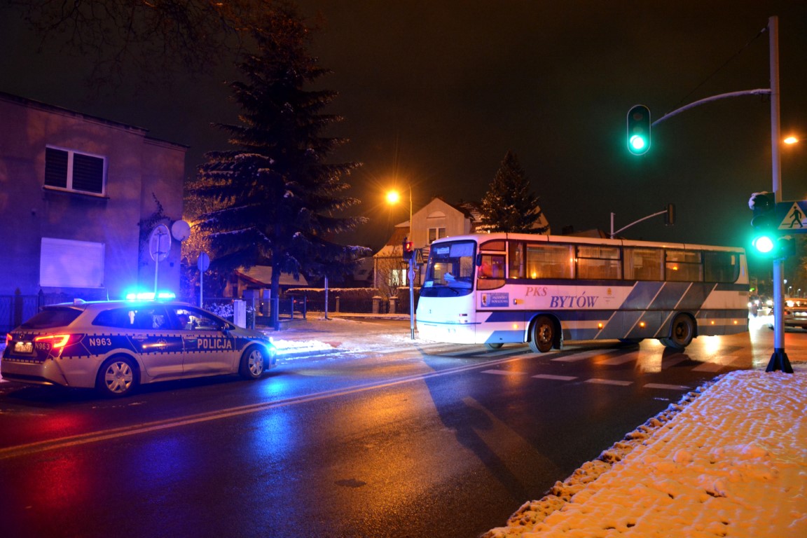 Autobus PKS potrącił pieszą na przejściu w Chojnicach. Kobieta trafiła do szpitala AKTUALIZACJA