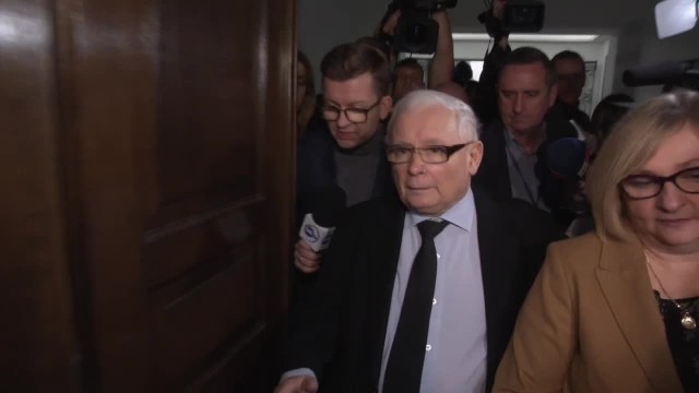 Kaczyński nie chce rozmawiać z dziennikarzami na korytarzu i pyta, kto dał im prawo zadawać pytania
