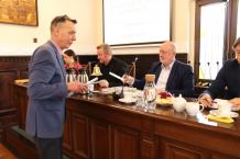 Sołtys podchojnickich Lichnów zamówił odblaskowe opaski i rozdaje je mieszkańcom