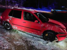 Skoda uderzyła w drzewo, potem volkswagen wpadł do rowu. Dwa wypadki w powiecie kościerskim