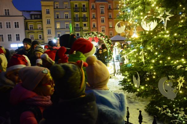 Na chojnickiej starówce rozświetlono 11-metrową choinkę. Przyjechał święty Mikołaj i świąteczny wóz strażacki (FOTO, WIDEO)