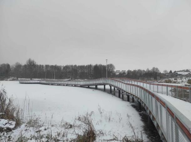 Zakończyła się budowa promenady nad Jeziorem Głęboczek w Tucholi. "Dofinansowania otrzymaliśmy 2 mln 820 tys." (FOTO)