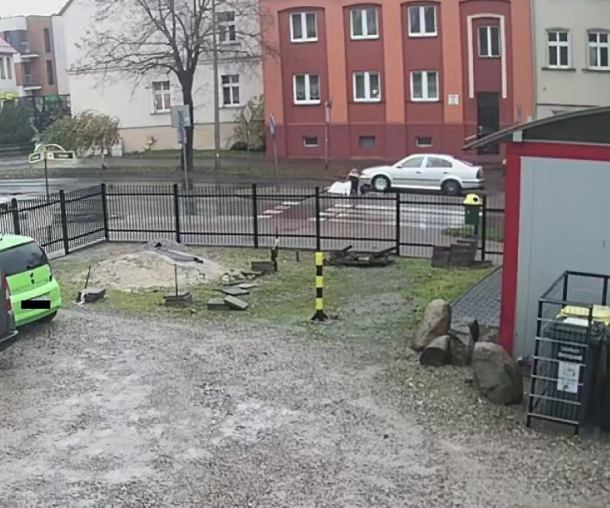 Policjanci z Chojnic poszukują kierowcy, który potrącił kobietę na przejściu dla pieszych. Publikują zdjęcie samochodu