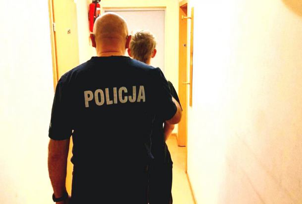 Kościerska policja zatrzymała kobietę i mężczyznę podejrzanych o kradzież samochodu
