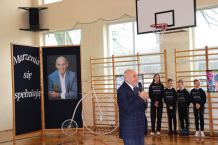 Czesław Lang został patronem Szkoły Podstawowej w Kołczygłowach. Uroczystość z udziałem znanego kolarza (FOTO)