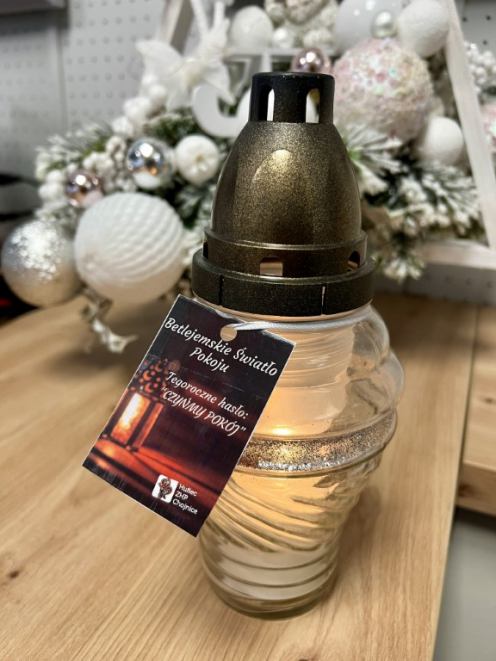 "Jest to światło wyjątkowe, bo jest z Betlejem". Betlejemskie Światło Pokoju w Chojnicach. Dotarło też do Weekend FM (ROZMOWA)