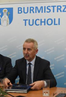 Gminy powiatu tucholskiego mają dofinansowanie z programu "Rozświetlamy Polskę". Zamienią oprawy sodowe na ledowe