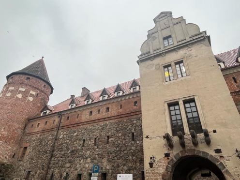 Są nowe instalacje, pojawi się też winda. Trwa remont części hotelowo - restauracyjnej bytowskiego zamku (ROZMOWA)