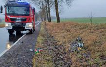 Rowerzysta potrącony przez samochód na drodze wojewódzkiej 201 w powiecie człuchowskim. 73-latek trafił do szpitala