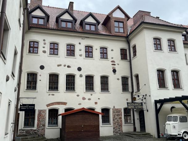 Są nowe instalacje, pojawi się też winda. Trwa remont części hotelowo - restauracyjnej bytowskiego zamku (ROZMOWA)