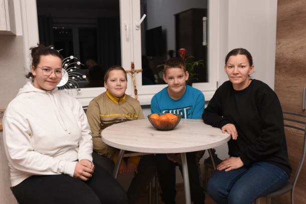 Rodzina z Borowego Młyna w gminie Lipnica otrzymała od ludzi dobrego serca nowy dom (FOTO, ROZMOWA)