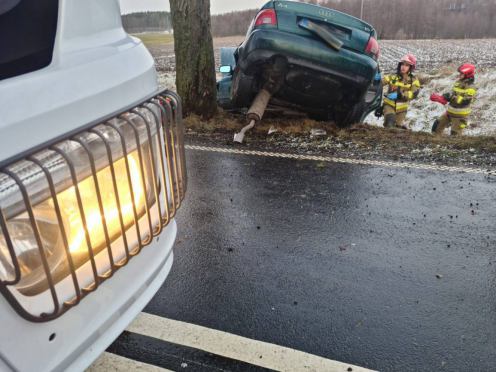 Audi uderzyło w drzewo. Poszkodowaną kierującą do szpitala przetransportowało Lotnicze Pogotowie Ratunkowe (FOTO)