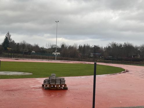 Op&oacute;źnia się otwarcie stadionu lekkoatletycznego w Kościerzynie. "Poczekamy na sprzyjające warunki" (ROZMOWA)